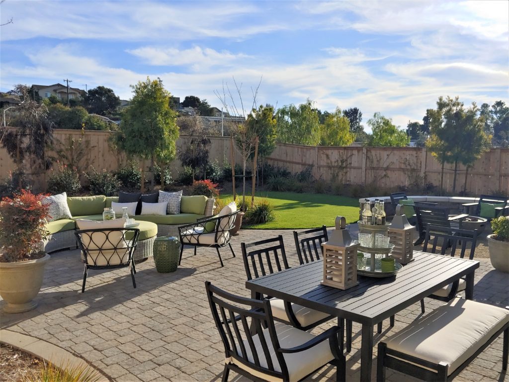 Creekstone at the Village - Patio dining area and lawn